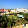 Vista dall'alto di un complesso residenziale con giardini e vista sul mare.
